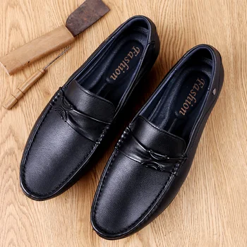 Brändi meeste kingad naturaalne nahast meeste kingad 2019 kevadel ja sügisel uus mood lihtne, kerge, pehme põhjaga must mokassiinkingad